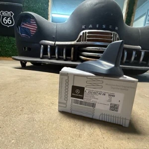 2012-2019 MERCEDES W166 ML GLE UPPER ROOF SHARK FIN ANTENNA  2128270228 - Imagen 1 de 2