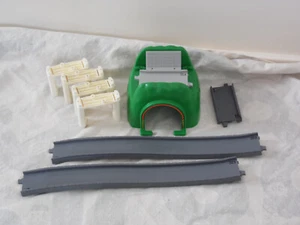 TOMY trackmaster Thomas & Friends Grey Road And Rail Tunnel with sloped tracks - Picture 1 of 4