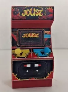 Llavero de gabinete arcade clásico Joust Midway - totalmente de goma 1"ish - Imagen 1 de 6