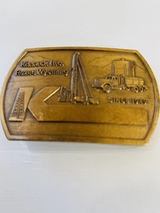 VINTAGE 1980s ***KISSACK, INC*** ROZET, WY OIL DERRICK OILFIELD BUCKLE - Picture 1 of 4