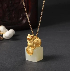 Colgante de Jade Blanco Bestia Divina Colgante de Sello Cuadrado Collar Chapado en Oro 18K - Imagen 1 de 4