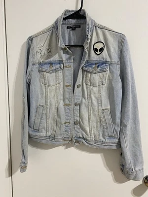 Brandy Melville Denim Jean Jacket Alien Patch Distressed Light Wash Sz Medium - Imagem 1 de 3