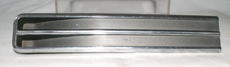 Buick LeSabre Wildcat 1368060 1965 guardabarros delantero adorno ojo de buey OEM 786 Foto 1 de 4