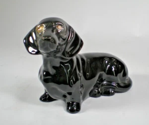 Estatuilla de cerámica Dachshund negra maciza sentada con ojos perforados 7"x4,5" - Imagen 1 de 6