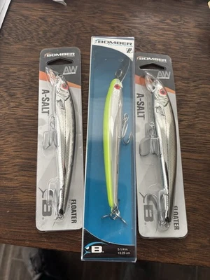 NEW LOT (3) BOMBER SALT WATER GRADE A-SALT GREENBACK & SILVER Lures - Image 1 of 4