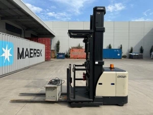 Crown SP 3520-30 Order Picker Forklift - Picture 1 of 9