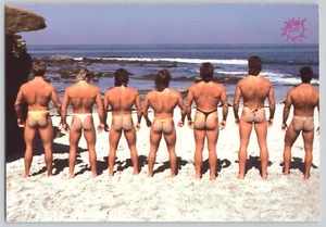 Postal Gay - Alineación de Trozos Vestidos con Tanga, Buff & Bare on the Beach - Imagen 1 de 2