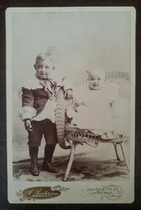 Vintage Kabinett Portrait Foto von Junge und sitzendem Baby auf Stuhl St Paul MN - Bild 1 von 2