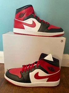 WMNS NIKE AIR JORDAN 1 MID NEGRO-GIMNASIO ROJO-BLANCO TALLA 9.5 [BQ6472-079] - Imagen 1 de 6