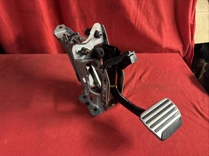 Infiniti Q60 G37 2008-2015 cupé automático pedal de freno OEM atornillado completo - Imagen 1 de 8