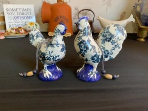 Pequeños adornos colgantes vintage de gallo y pollo diseño floral azul y blanco - Imagen 1 de 11
