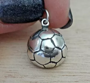 Dije de pelota de fútbol de plata esterlina 14 mm de diámetro hueco en la parte posterior - Imagen 1 de 3
