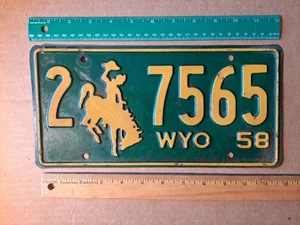 License Plate, Wyoming, 1958, Passenger, 2 (Laramie County) bucking bronco 7565 - Bild 1 von 2