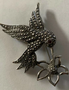 Beautiful Hummingbird At Flower Brooch Pin Avon Pink/Purple Rhinestone Eye Nice! - Picture 1 of 2