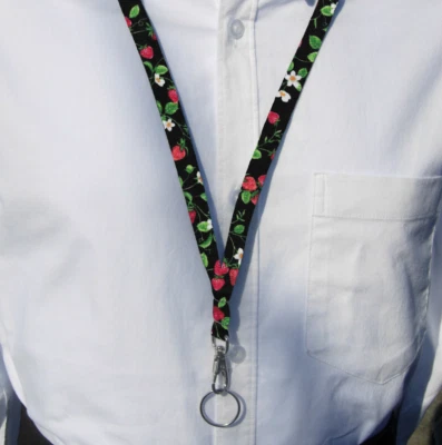 Cordón de bayas rojas, mini fresas en negro, jardín, porta insignia, llavero Foto 1 de 4