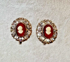 1940s Stunning Vintage VARGAS Cameo Rhinestone Gold Tone Screw Back Earrings - Picture 1 of 2