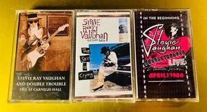 3 Cassette Lot - Stevie Ray Vaughn & Double Trouble Sky Crying In Beginning + 1 - Foto 1 di 3