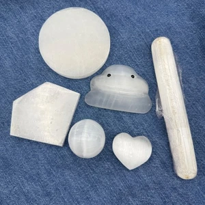 Satin Holm Selenit Kristall Set - 2 Ladeplatten, Stab, Kugel, Herz, Wolke - Bild 1 von 1