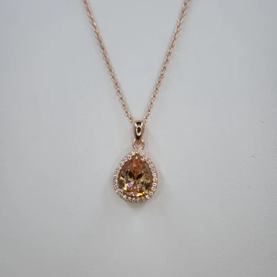 Colgante y cadena con halo de circonita cúbica redonda blanca y champán claro de pera, enchapado en oro rosa Foto 1 de 4