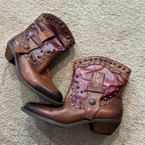 Vince Camuto Madalissa kurze Western-Cowboystiefel aus Leder mit Nieten Damengröße 10 - Bild 1 von 12