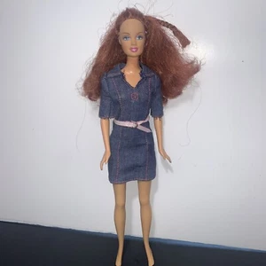 1999 RED HEAD Barbie Doll-Red Hair Blue Eyes-Denim Dress With Pink Belt-China - Picture 1 of 6