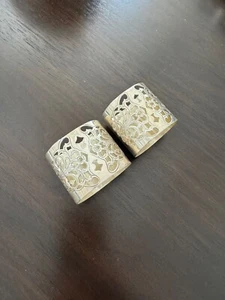 2 moderne Serviettenringe aus durchbohrtem/massivem silberfarbenem Metall - Bild 1 von 7