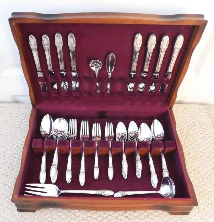 1847 ROGERS BROS FIRST LOVE SERVICE FOR 8 SILVERPLATED FLATWARE SET 63PC W CHEST - Image 1 of 1