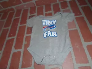 BUFFALO BILLS BAMBINI BAMBINI ETÀ 6/9 MESI ""PICCOLO VENTILATORE"" SCATTO UNICO PEZZO - Foto 1 di 2