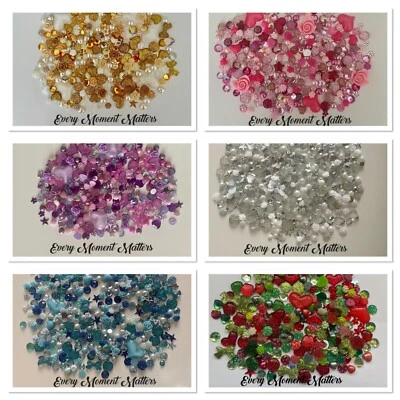 EVERY MOMENT MATTERS 100 x GEMISCHTE FLACHE RÜCKENHARZ & ACRYL CABOCHONS & VERZIERUNGEN Farbe wählen