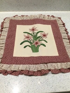 Vintage gezählte Kreuzstich Lilien Kissenbezug Überwurf Rüschen Spitze weinrot Dekor 18 Zoll - Bild 1 von 3