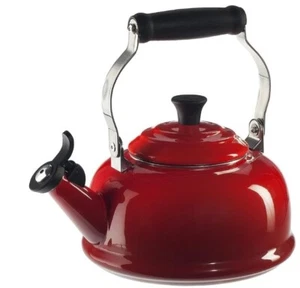 Le Creuset Emaille auf Stahl 1,7 Quart pfeifender Teekessel, kirschrot - neu - Bild 1 von 2