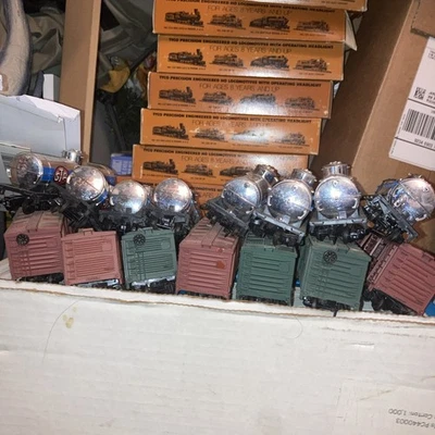 Ho Scale Box Car And Tank Car Lot - Image 1 of 2