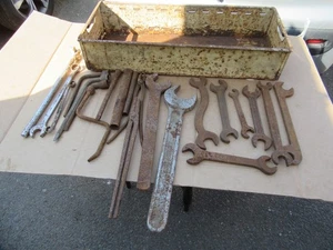 VINTAGE KING DICK, JOB LOT HEAVY DUTY SPANNERS, TOOLS ETC IN RUSTY STEEL TRAY - Picture 1 of 17