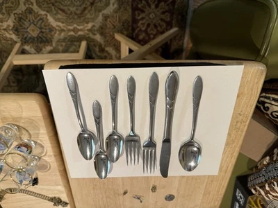 Lady Hamilton Patrón por Oneida Deluxe Inoxidable Años 30 - Siete Piezas Foto 1 de 4