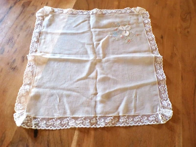 Linge ancien Mouchoir Pochette en soie avec broderies  et dentelle - Photo 1/3