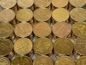 100 GEMISCHTE MESSING PACHISLO SPIELAUTOMATEN MARKEN, TROCKNERGEREINIGT - Bild 1 von 4