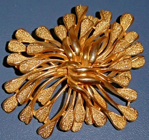 Vintage Corocraft Flower Brooch Pin Gold Tone Signed - Picture 1 of 3