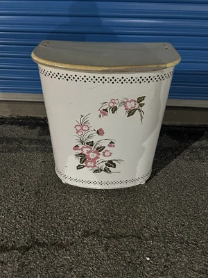 Cesta de ropa de lavandería de metal perforado floral pintado rosa vintage años 50 Foto 1 de 4