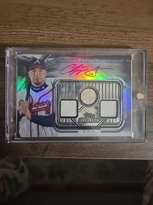 Triple reliquia automática Topps Sterling Chipper Jones 2025 SSA-CJ/10 Atlanta Braves Foto 1 de 2