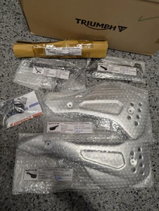 NUEVO OEM Triumph Trident 660 Aluminio Bellypan Kit - A9700685 - Imagen 1 de 4