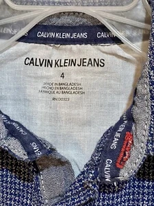 Calvin Klein Jungen Größe 4 blau Hemd Hahnentrittmuster Knopfleiste gebraucht, in einwandfreiem Zustand - Bild 1 von 7