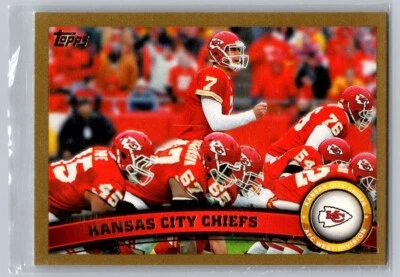 2011 Topps #317 Kansas City Chiefs (Matt Cassel and Offensive Line) Gold #/2011 - Image 1 of 2