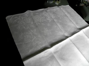 1 Serviette schneeweißer Leinendamast Rosen Muster 62 x 63 cm - Picture 1 of 5