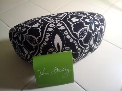 Estuche rígido para gafas de sol Vera Bradley Barcelona blanco y negro RETIRADO Foto 1 de 4