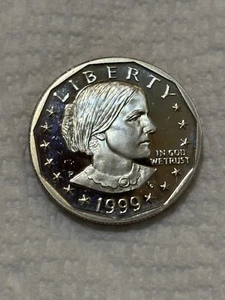1999 Susan B Anthony Shinny Dollar Coin - Picture 1 of 3