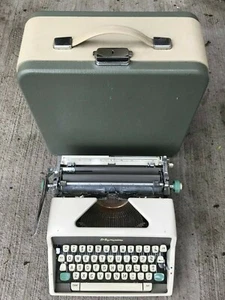 Vintage Olympia Typewriter De Luxe Werke AG Wilhelmshaven - Cleaned - Picture 1 of 4