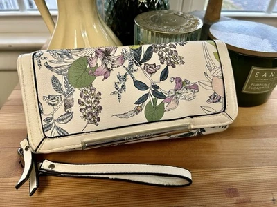 Cartera sin asas de muñeca floral con cremallera Enzo Angiolini Foto 1 de 4