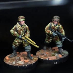 WW2 UNPAINTED German Fallschirmjäger Flamethrower Unit X2 Figures 28mm - Picture 1 of 2