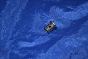 MÁQUINA DE COSER BUSHING SMALL CANTANTE 301 301A INCLINADA PIEZA ORIGINAL BUEN ESTADO - Imagen 1 de 3