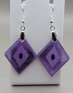 Lila Ohrhänger in Diamantform - Bild 1 von 2